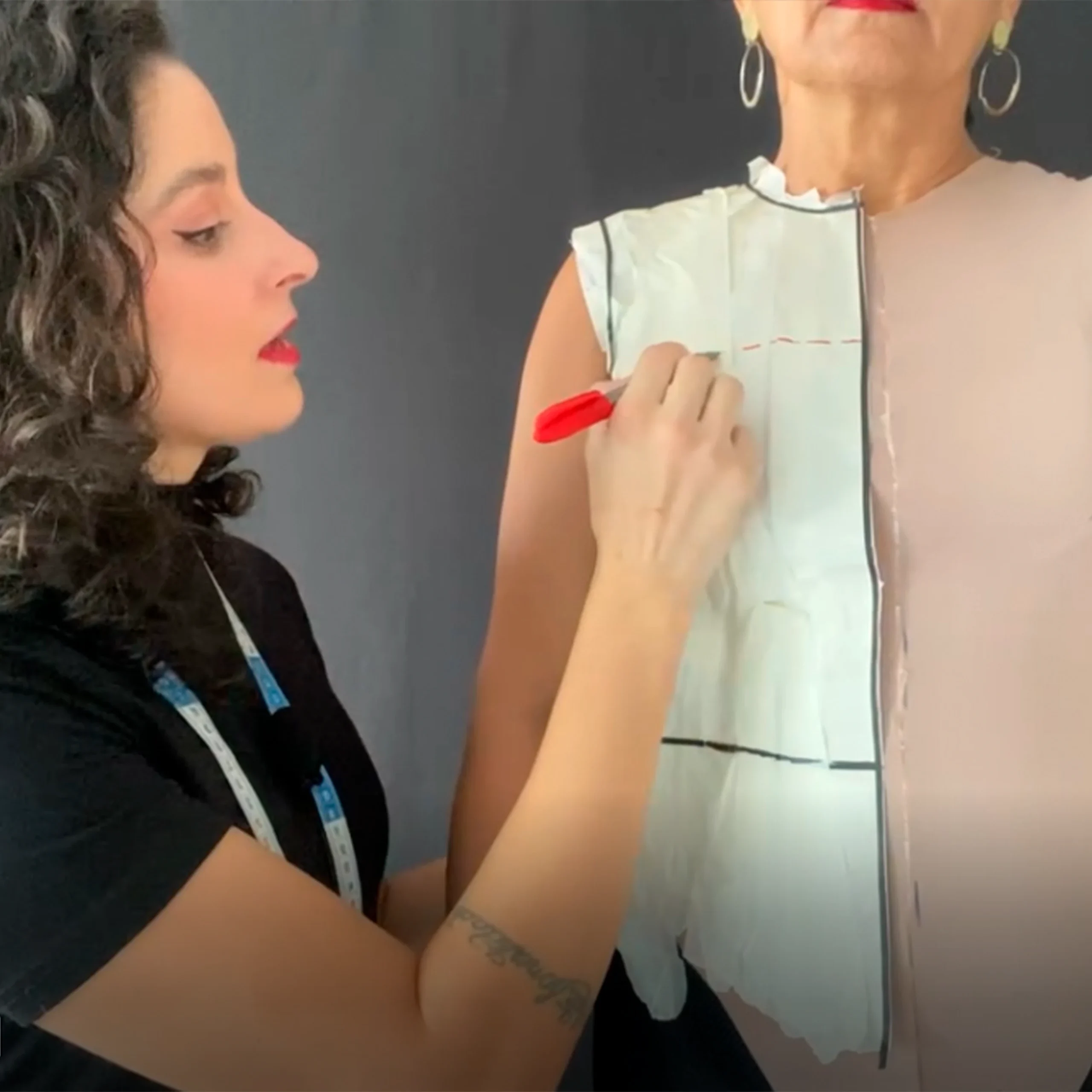 Bruna Azevedo trabalhando em uma peça sob medida